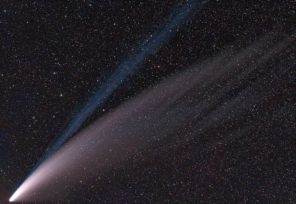 Comet 2020 F3 NEOWISE on Jul 14 2020 aligned to stars