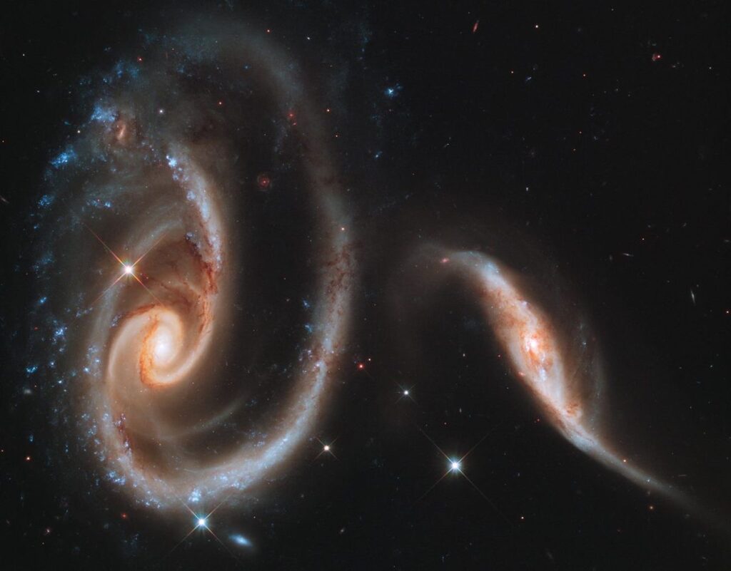 Arp273 یکی از زیباترین نمونه های برخورد و برهم کنش کهکشان‌ها در کیهان است. این مجموعه در حدود فاصله 300 میلیون سال نوری از ما در صورت فلکی آندرومدا قرار دارد!