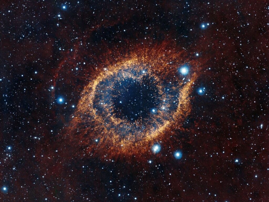 سحابی هلیکس یا سحابی چشم خدا با نام کاتالوگی NGC 7293  ، یک سحابی سیاره نمای بسیار زیبا در صورت فلکی دلو در فاصله حدود 650 سال نوری از ماست.